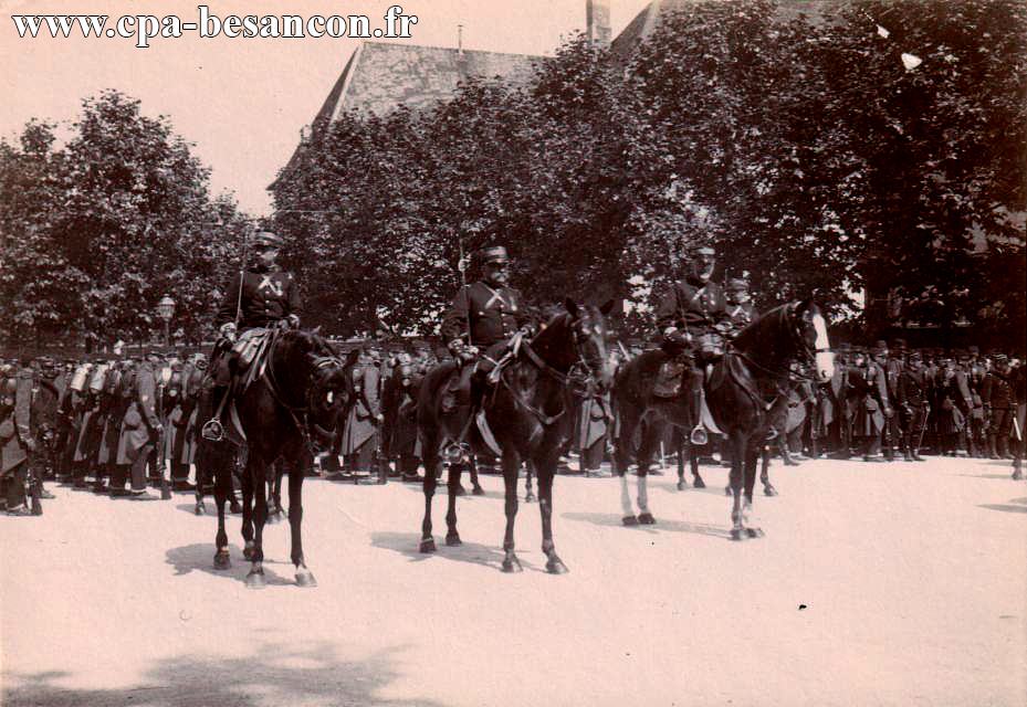 BESANÇON - Défilé militaire de l'infanterie avenue de Canot